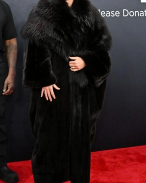 Bianca_Censori_Grammys_Black_Fur_Coat