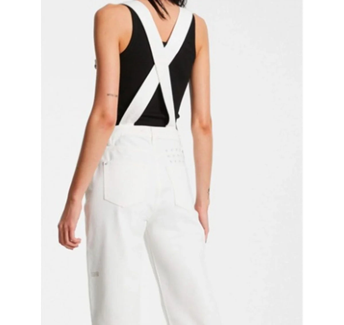 and-just-like-that-carrie-bradshaw-white-overalls